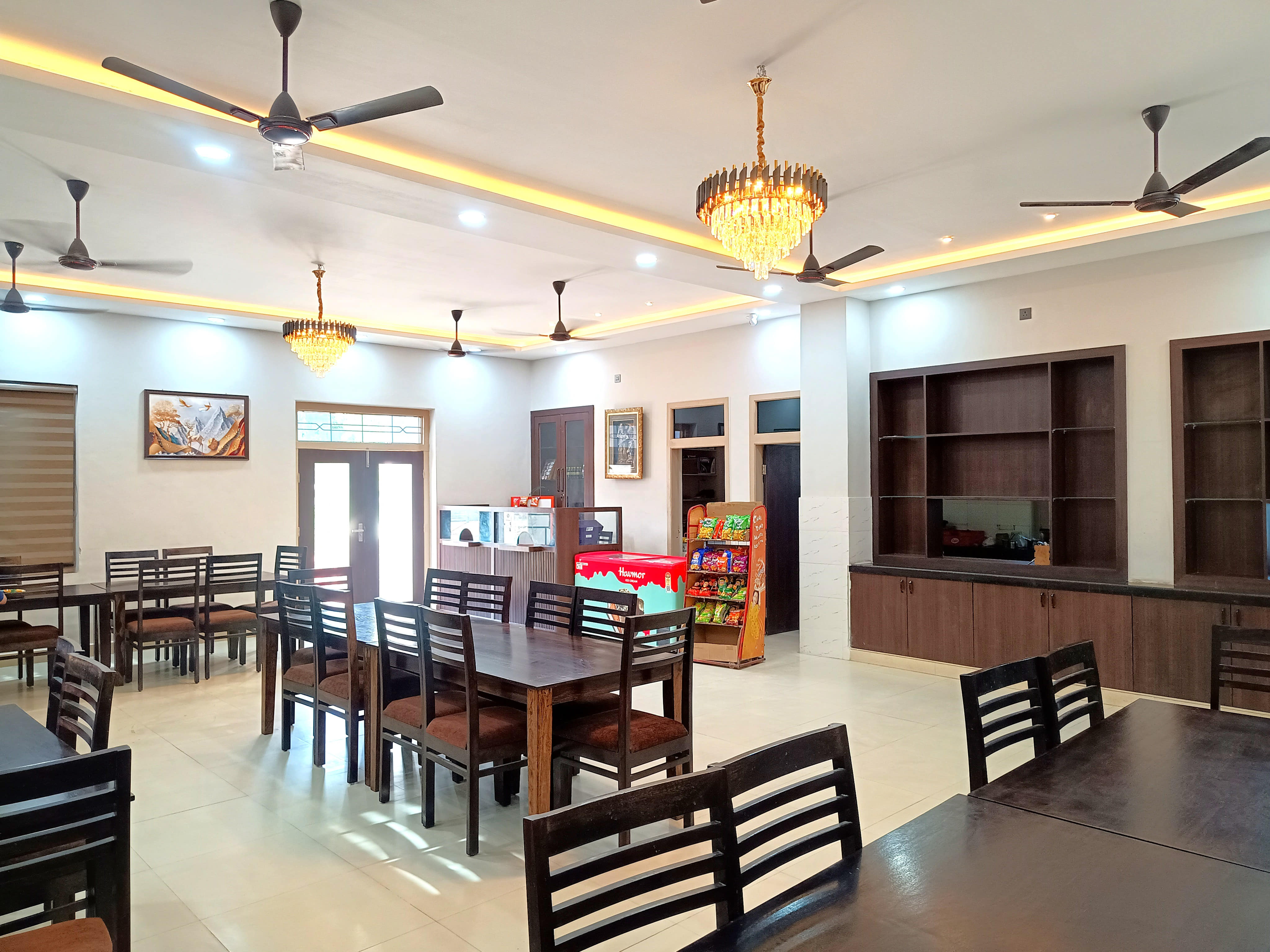 Restaurant &mdash; Dining Area