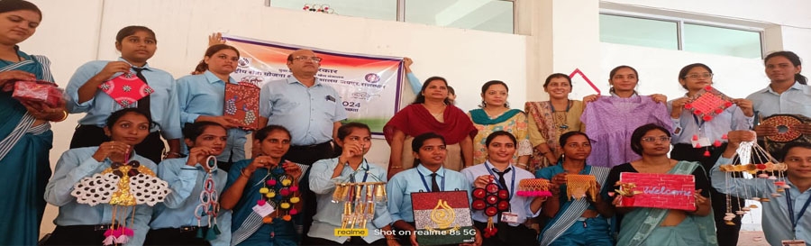 एनएसएस स्वयंसेविकाओं ने स्वच्छता जागरूकता रैली निकाली और कचरा व नाकारा सामान से बनाए आकर्षक उपयोगी आइटम्स