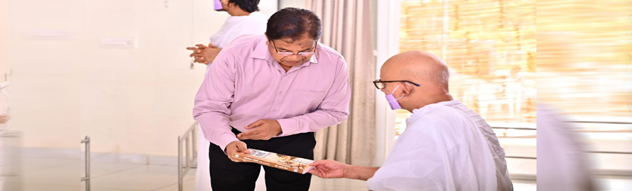सहायक आचार्या डॉ. लिपि जैन की नवीन पुस्तक अनुशास्ता आचार्यश्री महाश्रमण को भेंट